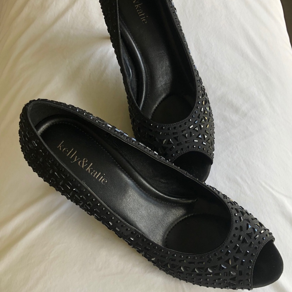 Cute studded rhinestone peep toe pumps like new